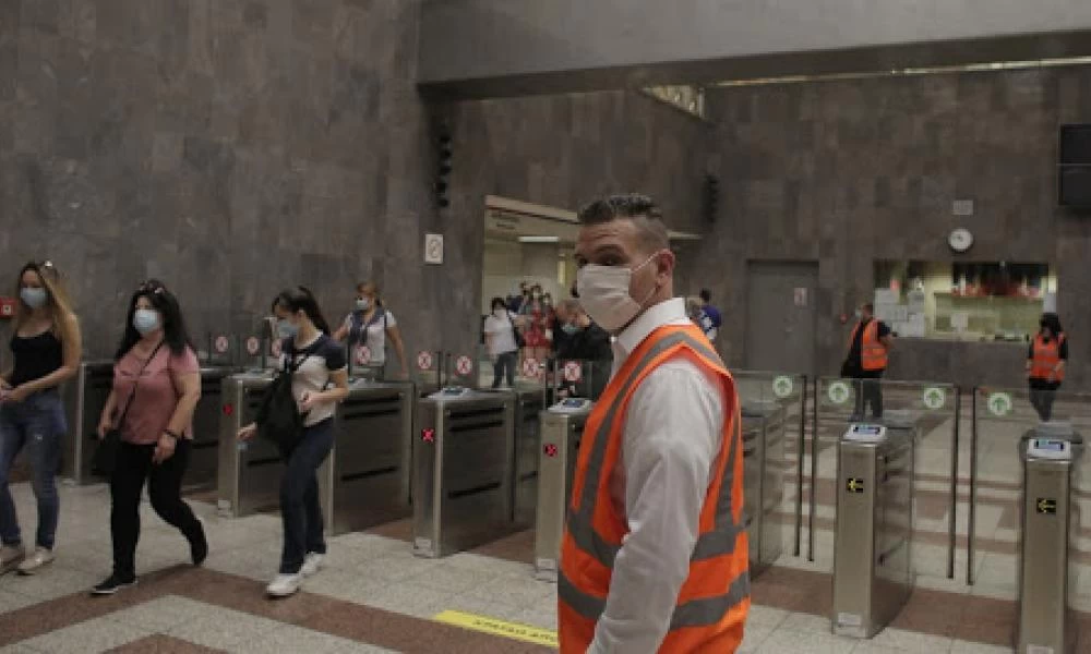 Άγριος ξυλοδαρμός υπαλλήλου του Μετρό από αρνητές του κορονοϊού